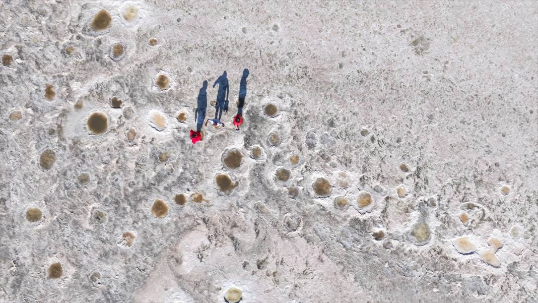 Kavurucu sıcaklar Tuz Gölü'nü kızarttı! Bakteriler cirit atıyor 17